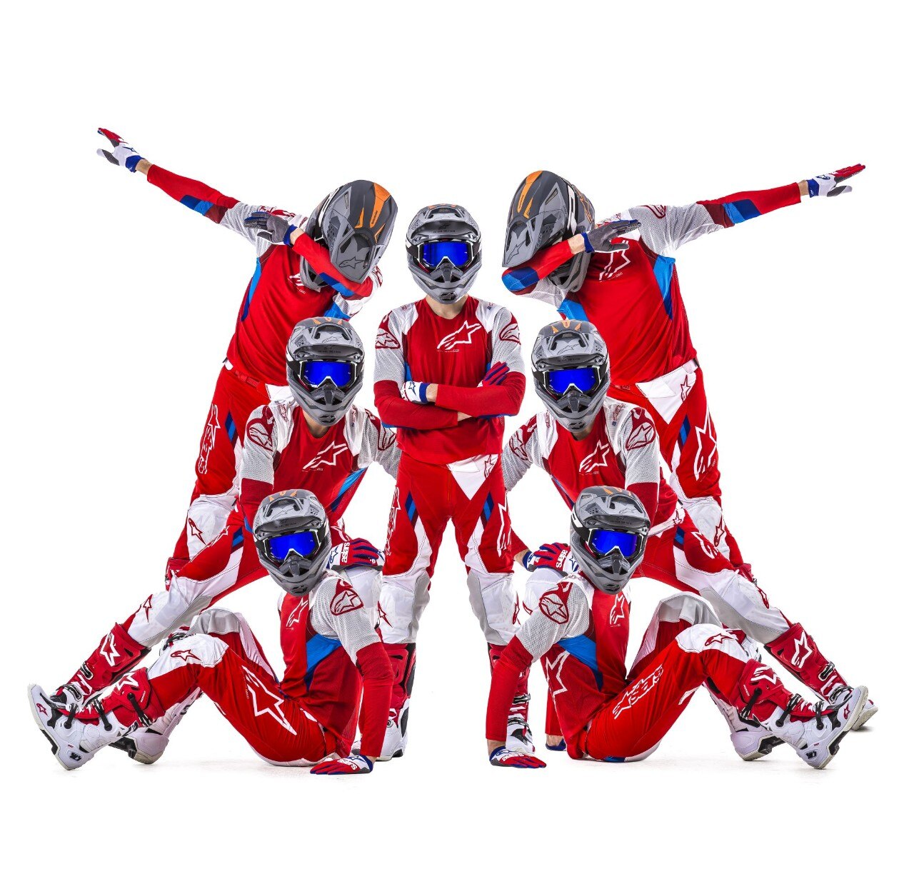 Alpinestars - CASCO: Alpinestars Supertech S-M10, 699,95 euro - MAGLIA: Alpinestars Supertech, 79,95 euro PANTALONI: Alpinestars Supertech, 219,95 euro - GUANTI: Alpinestars Racefend, 34,95 euro OCCHIALI: ProGrip 3200 FL, 89,95 euro - STIVALI: Alpinestars Tech 10, 549,95 euro