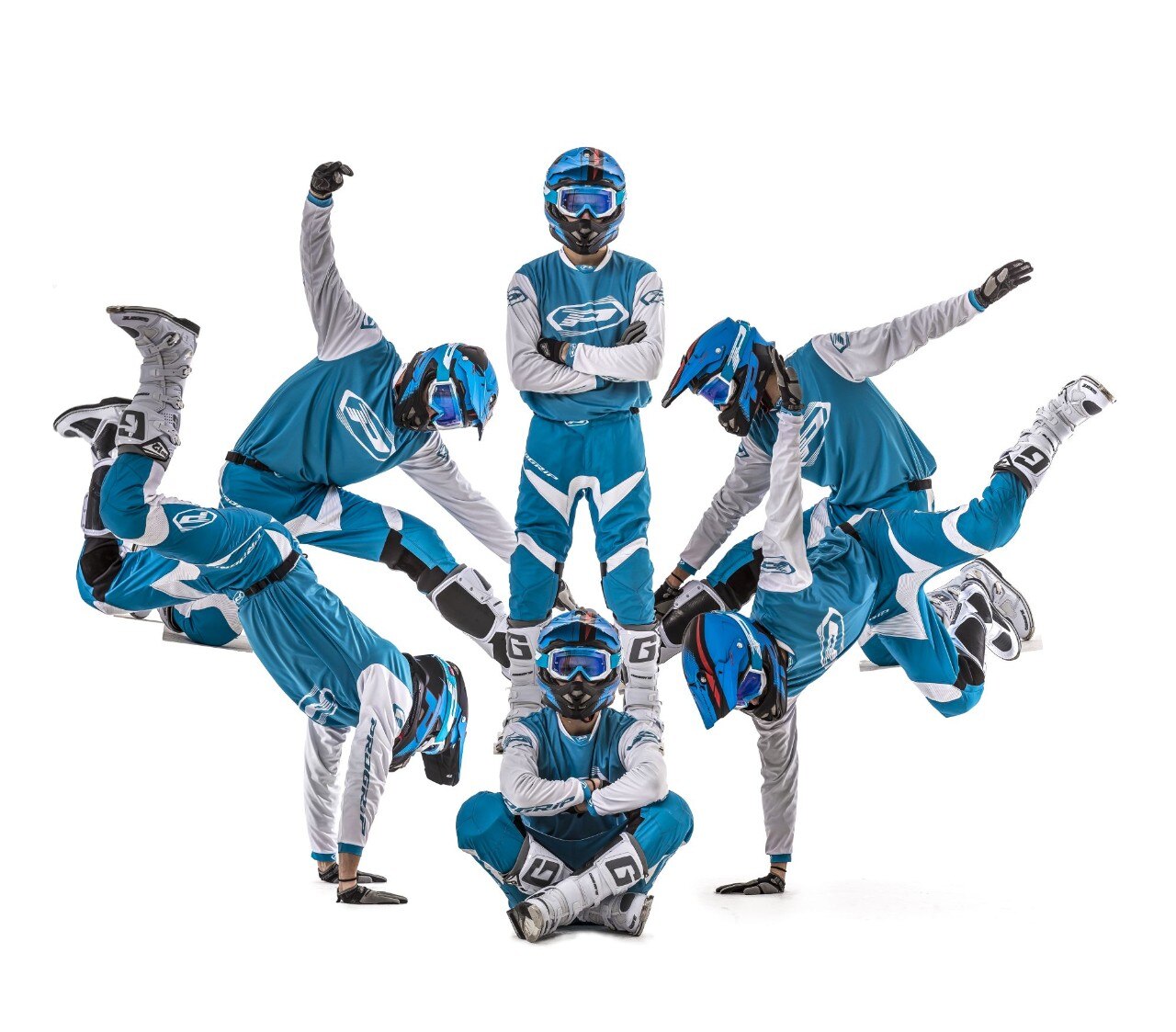 ProGrip - CASCO: ProGrip 3090 Kombat, 259,95 euro - MAGLIA: ProGrip 7010 Race, 55,95 euro PANTALONI: ProGrip 6010 Race Top Made in Italy, 179,95 euro - GUANTI: ProGrip 4010 Airtech, 36,95 euro OCCHIALI: ProGrip 3200 FL, 89,95 euro - STIVALI: Gaerne SG 12, 519,90 euro