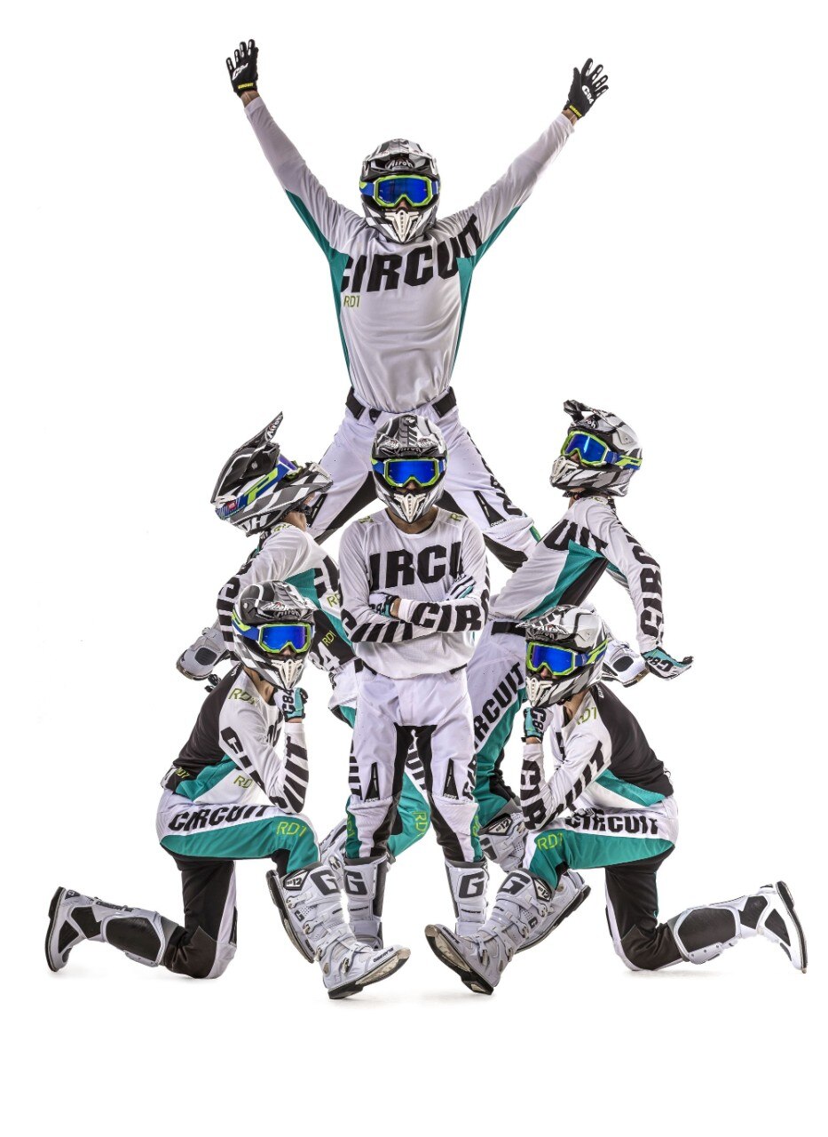 Circuit Equipment - CASCO: Airoh Twist, 219,00 euro - MAGLIA: Circuit Oceano, 48,80 euro PANTALONI: Circuit Oceano, 146,40 euro - GUANTI: Circuit Oceano, 31,72 euro OCCHIALI: ProGrip 3200 FL, 89,95 euro - STIVALI: Gaerne SG 12, 519,90 euro