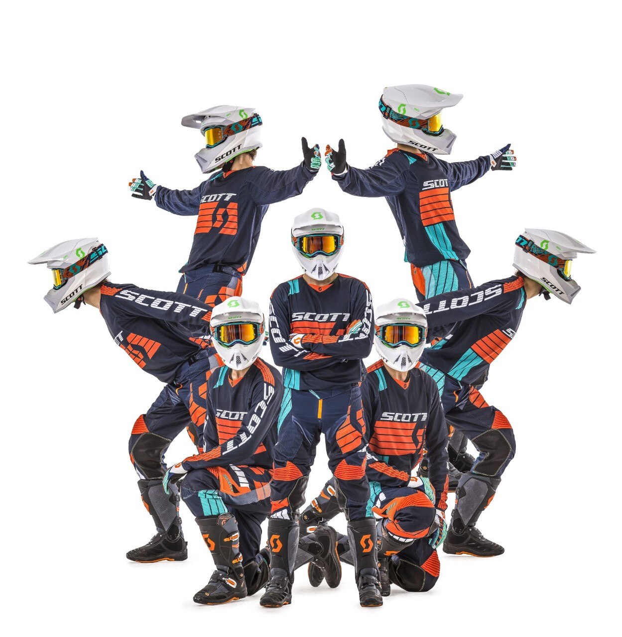 Scott - CASCO: Scott 550 Series, 249,00 euro - MAGLIA: Scott 450 Podium, 58,00 euro PANTALONI: Scott 450 Podium, 179,00 euro - GUANTI: Scott 450 Podium, 45,00 euro OCCHIALI: Scott Prospect, 99,00 euro - STIVALI: Scott MX 550, 398,00 euro