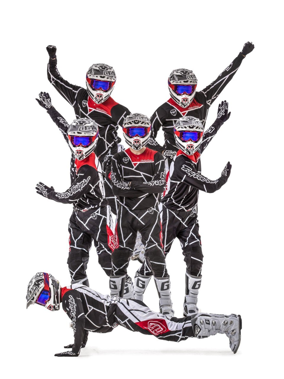 Troy-Lee Designs - CASCO: Troy Lee Designs SE4 Polyacrylite, 279,99 euro - MAGLIA: Troy Lee Designs SE Metric, 79,99 euro PANTALONI: Troy Lee Designs SE Metric, 209,99 euro - GUANTI: Troy Lee Designs SE, 39,99 euro OCCHIALI: ProGrip 3200 FL, 89,95 euro - STIVALI: Gaerne SG 12, 519,90 euro