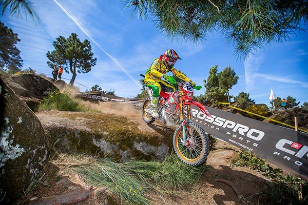 Mondiale Enduro, Brad Freeman sorprende Holcombe in Portogallo