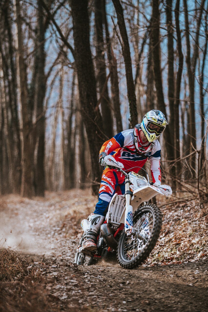 <div class='descrGalleryText'><p>Abbiamo avuto modo di raggiungere Brad durante una sessione di test e allenamento pre-stagionali, dove ha potuto dire la sua a proposito del Mondiale Enduro 2019 e rispondere al nuovo compagno di squadra Steve Holcombe</p>
</div>