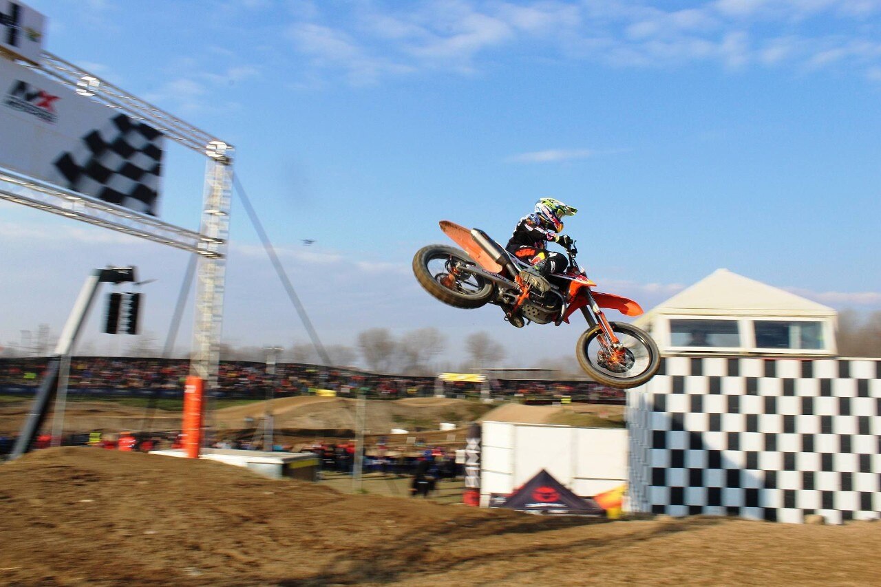 <div class='descrGalleryTitle'>Antonio Cairoli</div><div class='descrGalleryText'><p>Il rientro del 9 volte campione del mondo è stato lungamente atteso da fans ed avversari. Pur non essendo ancora al 100% della forma dopo l'infortunio alla spalla Cairoli ha dimostrato di essere migliorato, seppur con tempi più lunghi del previsto</p>
</div>