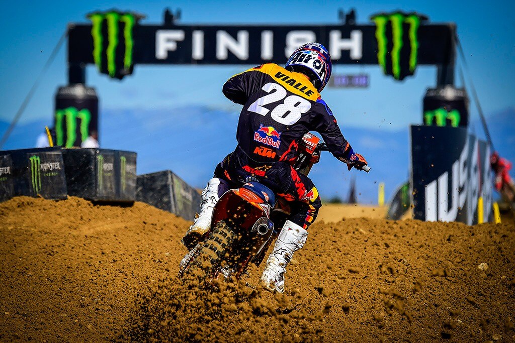 Mondiale MXGP 2020, Jorge Prado domina il GP di casa in Spagna, Tim Gajser allunga in classifica - VIDEO