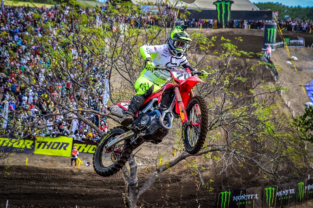Gajser e Vialle dominano l'MXGP d'Indonesia - VIDEO