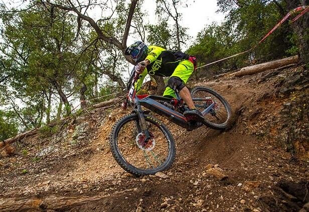 Meglio la moto o la bici? Proviamo con l’E-Enduro…