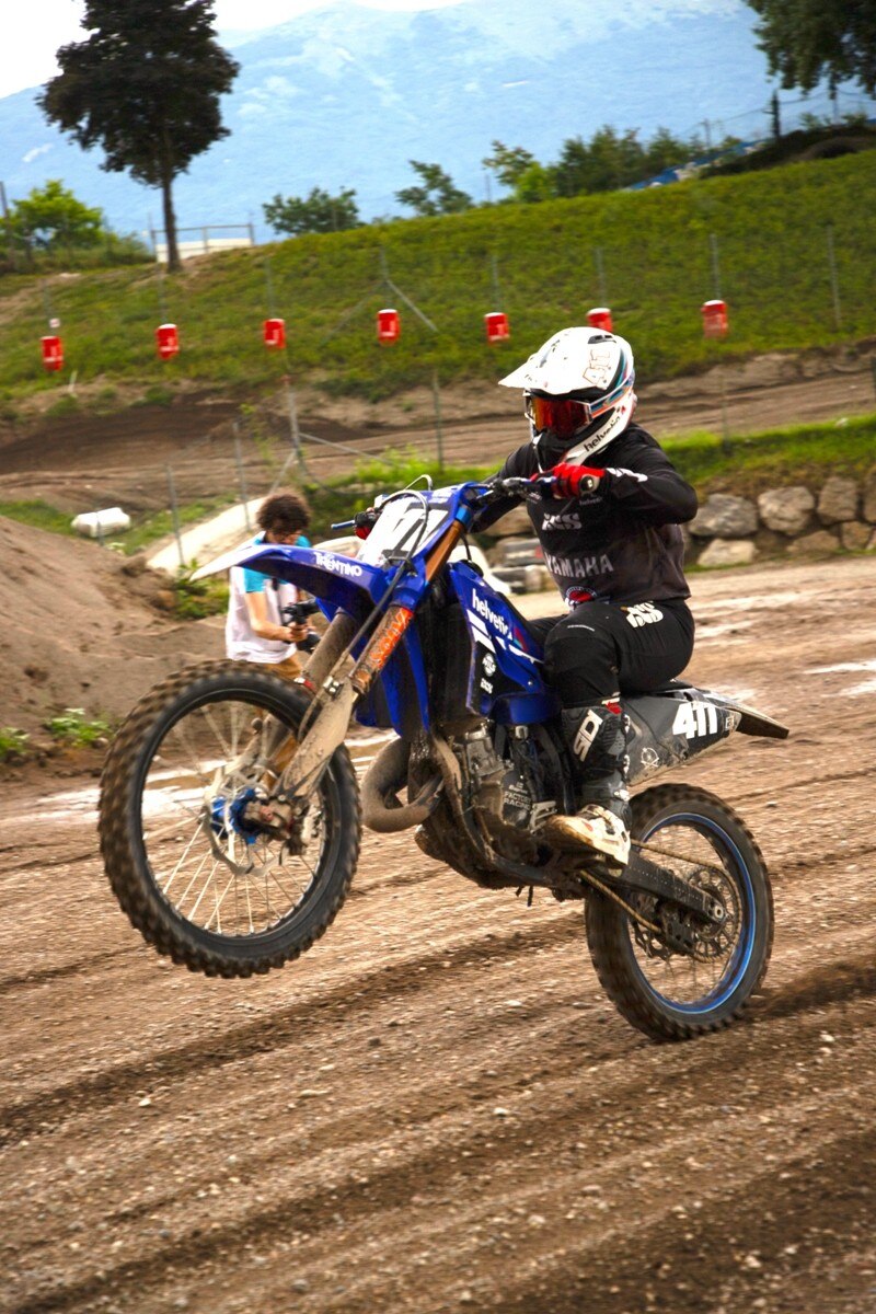 Luca De Aliprandini a tutta velocità, nello sci e nel motocross