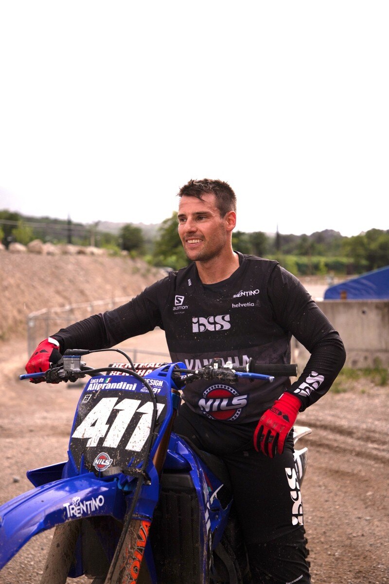 Luca De Aliprandini a tutta velocità, nello sci e nel motocross