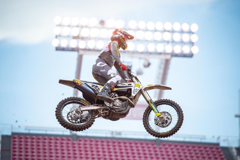 <div class='descrGalleryTitle'>Dean Wilson</div><div class='descrGalleryText'><p>Dean Wilson era partito alla grande in questo weekend,<br>
qualificandosi con il miglior tempo nella prima sessione cronometrata e quinto assoluto. Dopo essere partito quarto nella sua manche di qualificazione 450SX, ha lottato per la top 5 per tutti e 10 i giri, finendo sesto. In finale Wilson è scattato quattordicesimo, e al giro 12 era arrivato al decimo posto, che ha poi conservato fino al traguardo. </p>
</div>