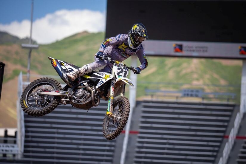 <div class='descrGalleryTitle'>Jason Anderson </div><div class='descrGalleryText'><p>Dopo essersi qualificato settimo, Anderson si è schierato<br>
nella seconda manche di qualificazione dove è scattato appena fuori dalla top<br>
10, per poi mettersi diligentemente al lavoro e risalire fino al quarto posto<br>
che gli garantiva la finale. Qui di nuovo Jason non è partito benissimo,<br>
chiudendo il primo giro in tredicesima piazza. Lanciatosi subito all’attacco, è<br>
risalito fino a entrare nella top 5 al giro di boa, per poi continuare a<br>
spingere e assicurarsi la quarta piazza finale in questa prima gara dopo il<br>
lungo stop per l’emergenza sanitaria. </p>
</div>