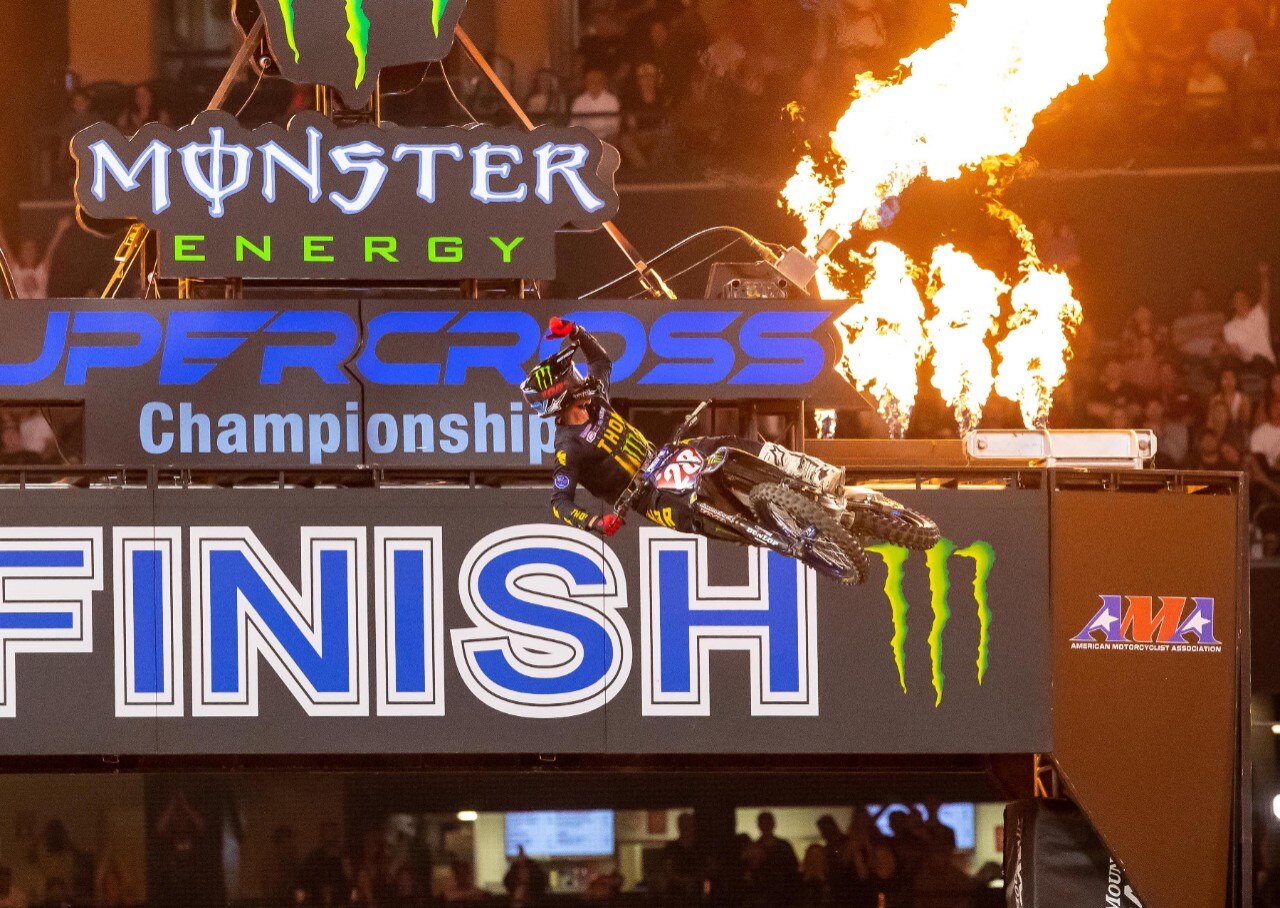 AMA Supercross 2022, Jason Anderson domina ad Anaheim 3 - VIDEO