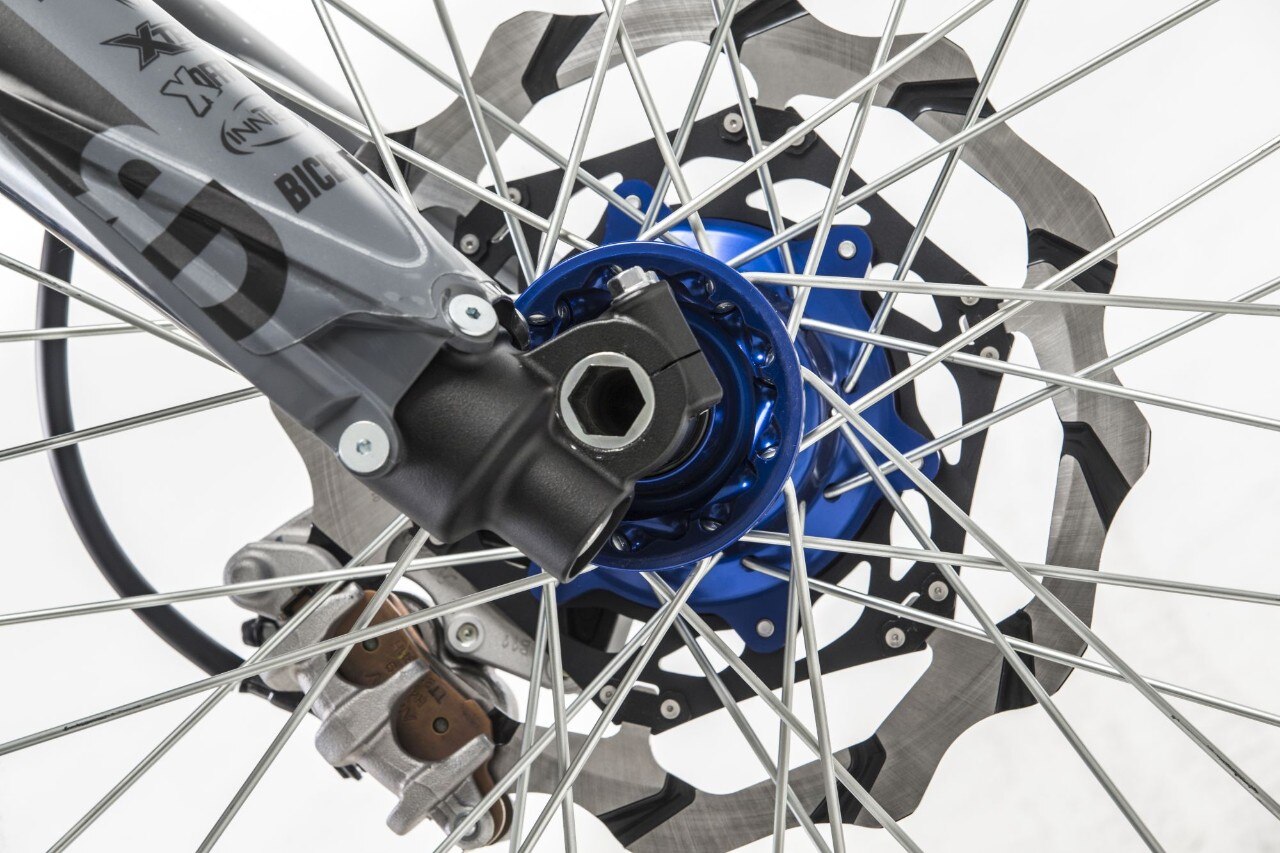 Ruota completa Kite con mozzo anodizzato blu