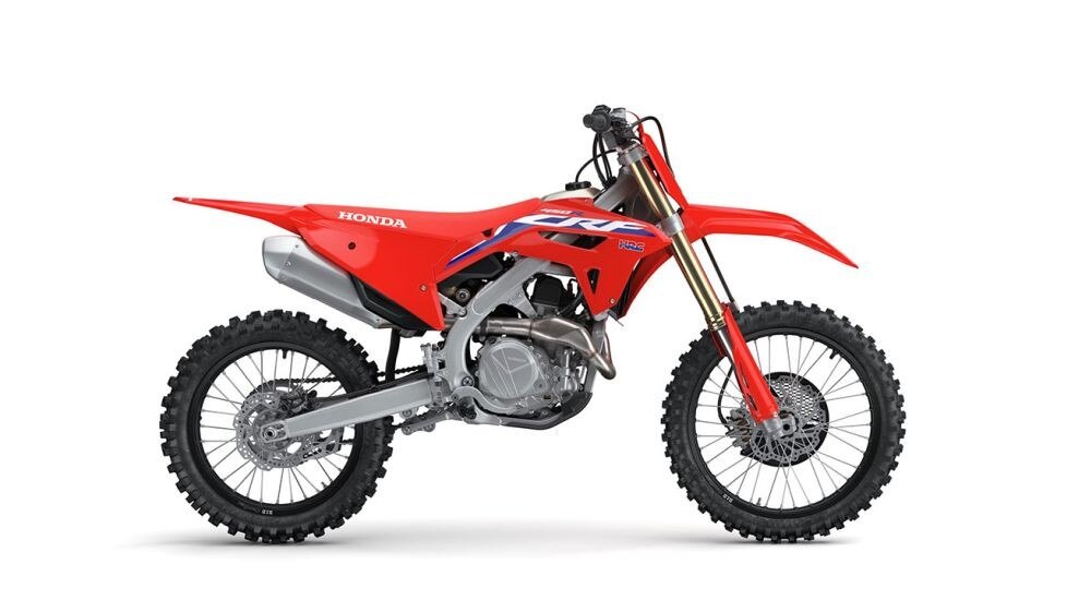 <div class='descrGalleryTitle'>Motore</div><div class='descrGalleryText'><p> Air box più grande, corpo farfallato e collettori di scarico rivisitati per unaguida migliore ai bassi regimi</p>
<p> Nuovo sistema di scarico con silenziatore singolo per incrementare la coppiae ridurre il peso</p>
<p> Nuova frizione rinforzata a comando idraulico che sostituisce ilfunzionamento via cavo per una sensazione di costante leggerezza sulla leva</p>
<p> Sistema di decompressione rivisitato per impedire lo spegnimento</p>
</div>