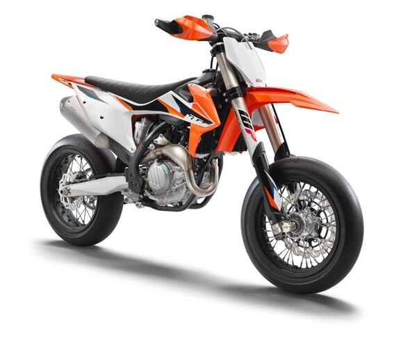 <div class='descrGalleryText'><p>Il cambio a 5 velocità della KTM 450 SMR è realizzato da Pankl Racing Systems e grazie all’adozione di un avanzato sensore e di mappature specifiche per ogni marcia consente di sfruttare al meglio la potenza del motore. A supporto del cambio, la nuova frizione antisaltellamento SUTER aumenta la stabilità della ruota posteriore nelle staccate al limite e nei veloci inserimenti in curva: un ingrediente essenziale per gli amatori come per i piloti professionisti.</p>
<p>La KTM 450 SMR adotta ruote tubeless a raggi da Supermoto molto leggere e robuste, con misure 16,5” all’anteriore e 17” al posteriore realizzate da ALPINA. Gli pneumatici sono slick Bridgestone.</p>
</div>