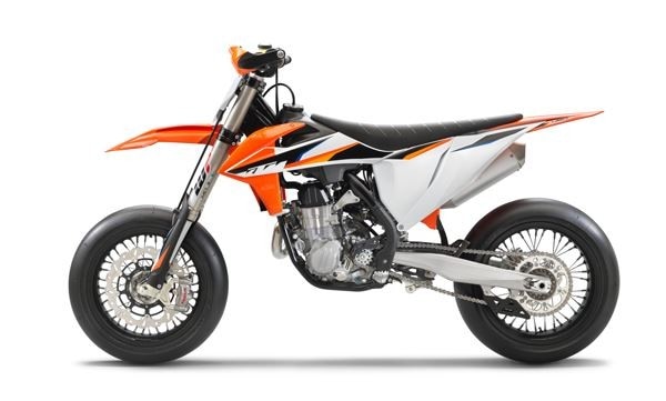 <div class='descrGalleryText'><p>In gara anche i piccoli dettagli possono fare la differenza e gli ingegneri del reparto Ricerca & Sviluppo di KTM lo sanno bene! La KTM 450 SMR è dotata di un doppio radiatore in alluminio progettato con la fluidodinamica computazionale per il massimo dell’efficienza posizionato in modo da aumentare la centralizzazione delle masse. Il corpo farfallato Keihin da 44 mm garantisce una risposta pronta e fluida dell'acceleratore, mentre il complesso sistema di gestione del motore Keihin grazie all’adozione di mappature, launch control e controllo della trazione consente di assecondare al meglio le esigenze del pilota. La cassa del filtro dell'aria appositamente progettata aiuta il motore a respirare al meglio e generare una risposta pronta e vigorosa ad ogni apertura del gas, mentre il serbatoio da 7 litri nasconde e protegge le tubazioni della linea del carburante per ripararle da potenziali danni. </p>
</div>