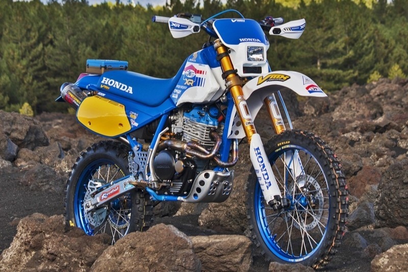 Honda XR600R by VMX Restomod: dall'Etna alle Alpi