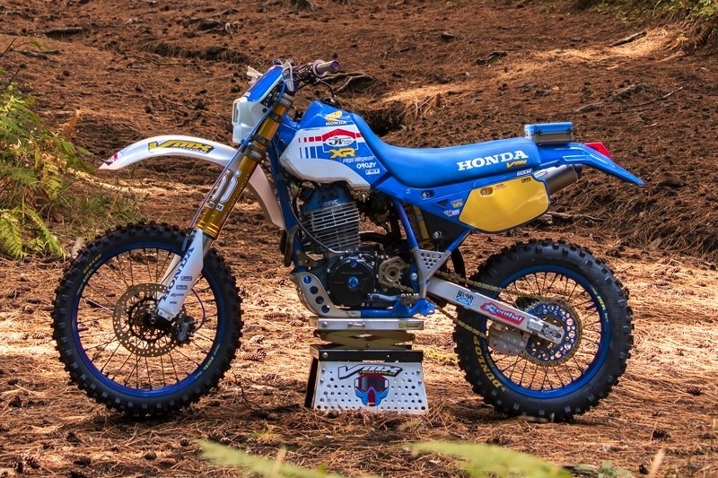Honda XR600R by VMX Restomod: dall'Etna alle Alpi