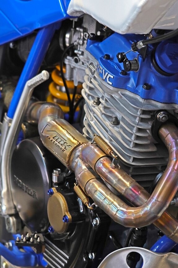 Honda XR600R by VMX Restomod: dall'Etna alle Alpi