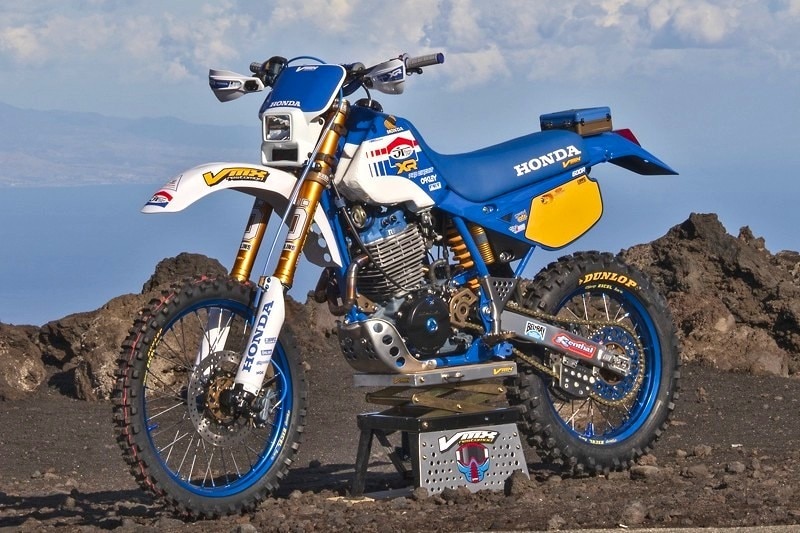 Honda XR600R by VMX Restomod: dall'Etna alle Alpi