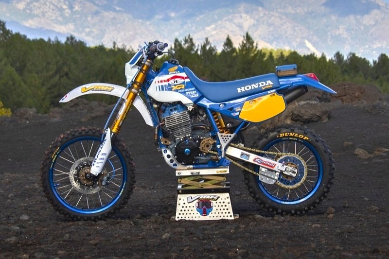Honda XR600R by VMX Restomod: dall'Etna alle Alpi
