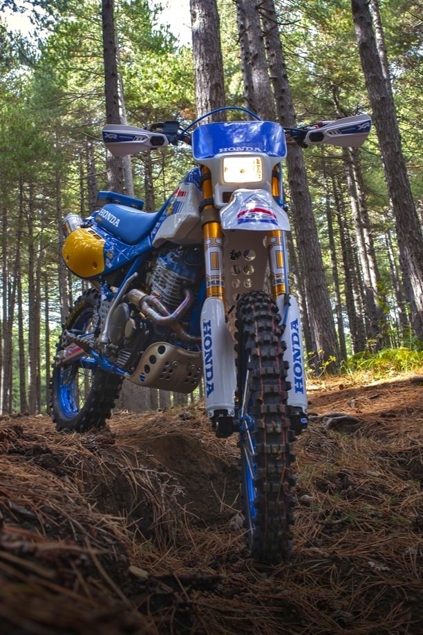 Honda XR600R by VMX Restomod: dall'Etna alle Alpi