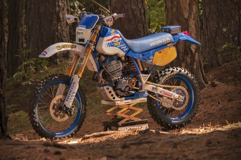 Honda XR600R by VMX Restomod: dall'Etna alle Alpi