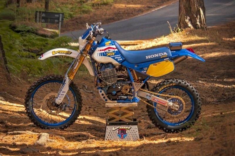 Honda XR600R by VMX Restomod: dall'Etna alle Alpi