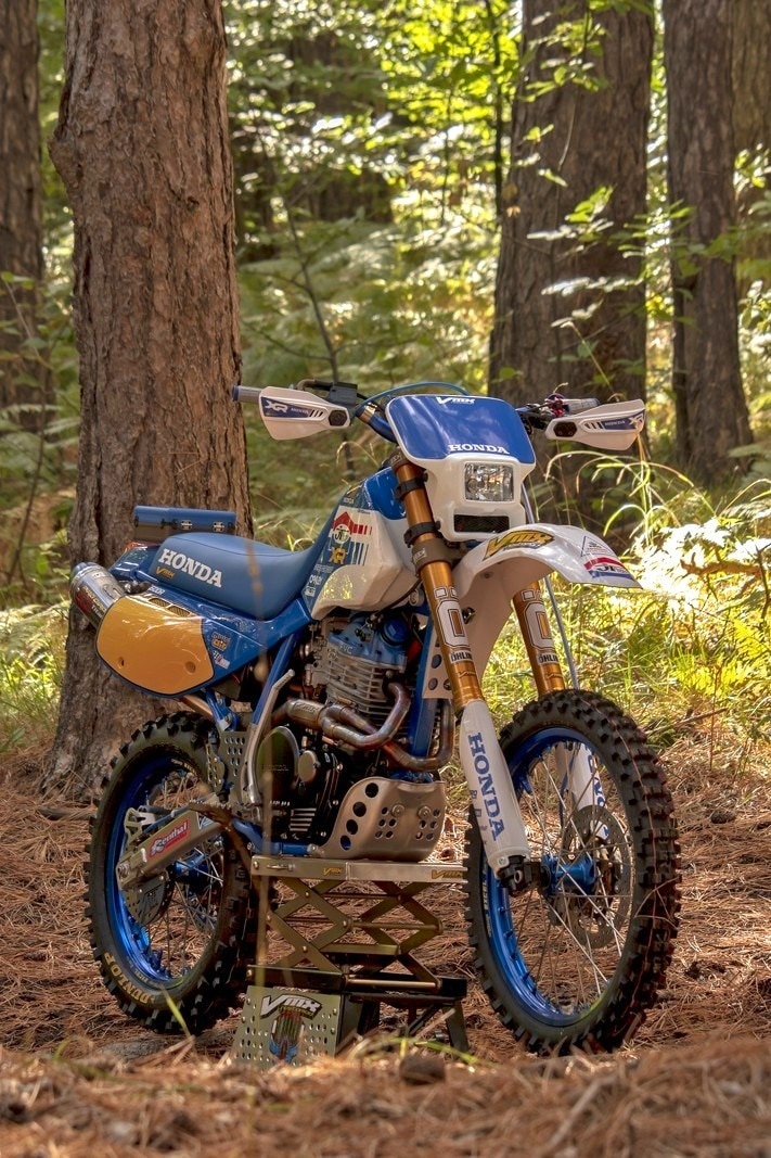 Honda XR600R by VMX Restomod: dall'Etna alle Alpi