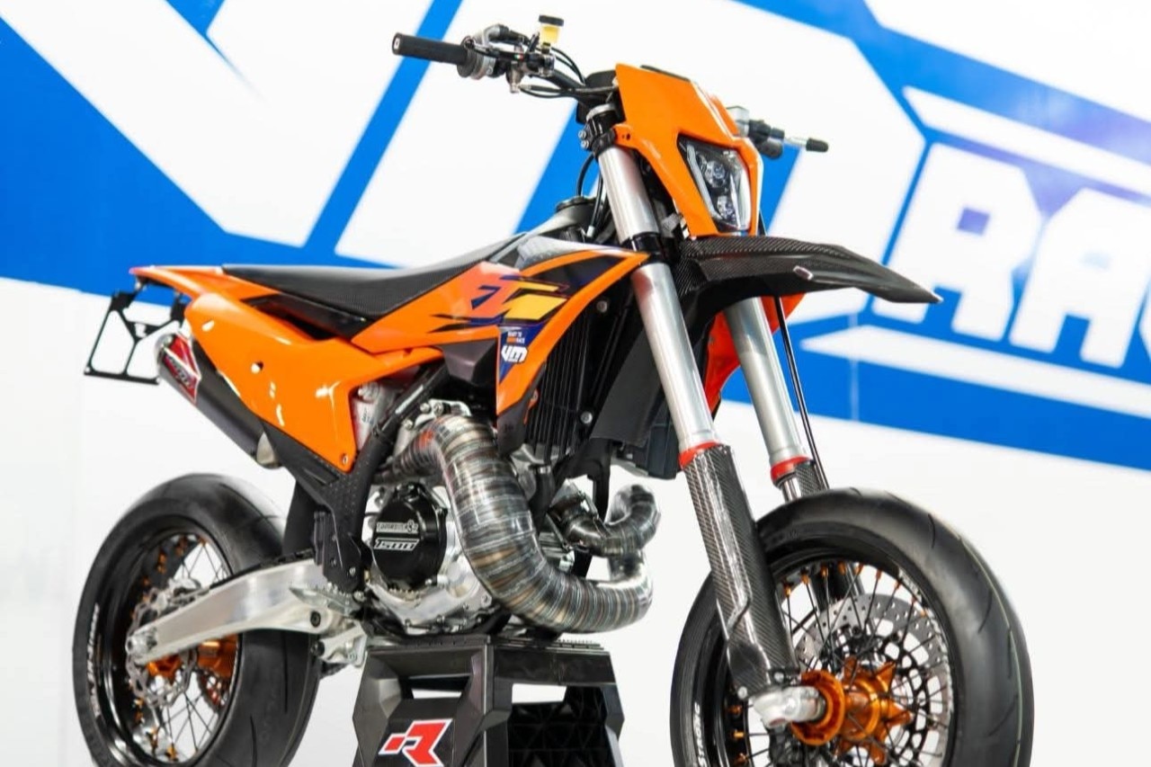 La KTM VM T500 Supermoto è omologata e ci puoi andare per strada (se hai il coraggio)!