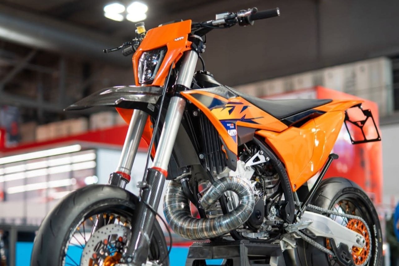 La KTM VM T500 Supermoto è omologata e ci puoi andare per strada (se hai il coraggio)!