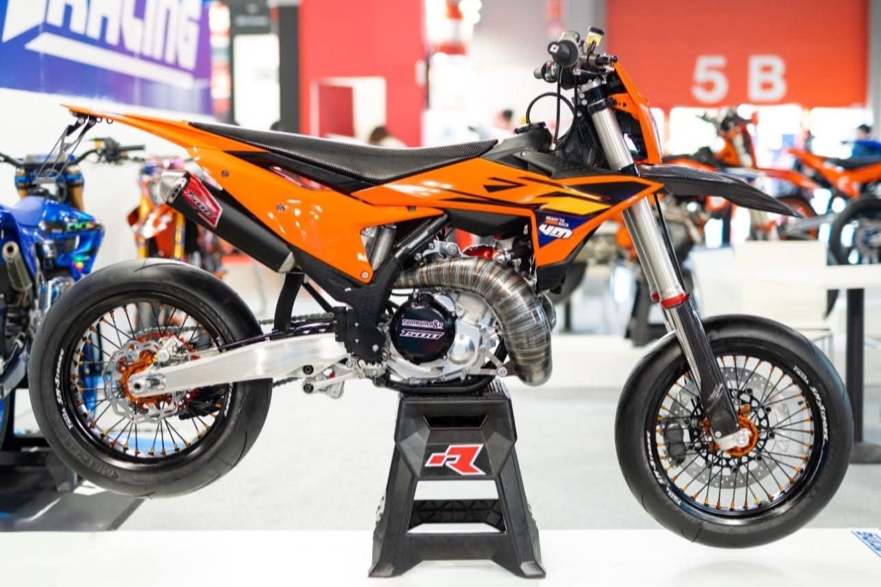 La KTM VM T500 Supermoto è omologata e ci puoi andare per strada (se hai il coraggio)!