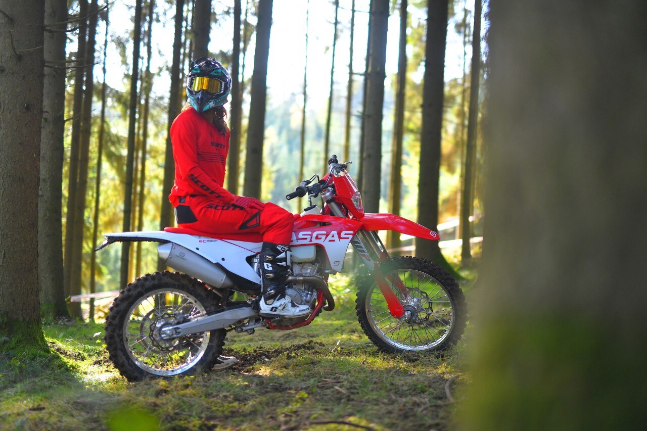 Test GasGas EC MY21, dall’arancio al rosso