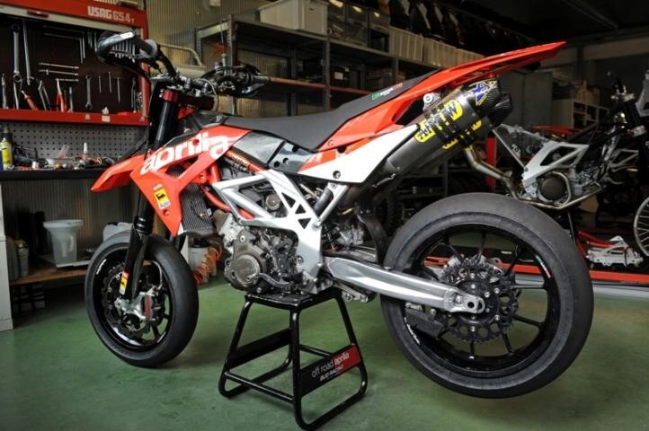 Aprilia torna al Mondiale Supermoto?. Thierry Van den Bosch già in sella alla nuova MXV Supermotard