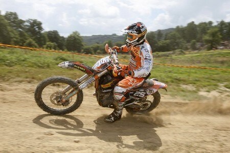 Mondiale Enduro - GP Francia. Cervantes attacca, Aubert resiste. Pichon a metà