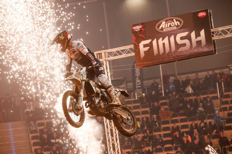 Mondiale Superenduro: Billy Bolt domina il round inaugurale - VIDEO