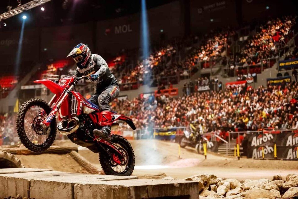Mondiale SuperEnduro, Billy Bolt domina anche a Budapest - VIDEO