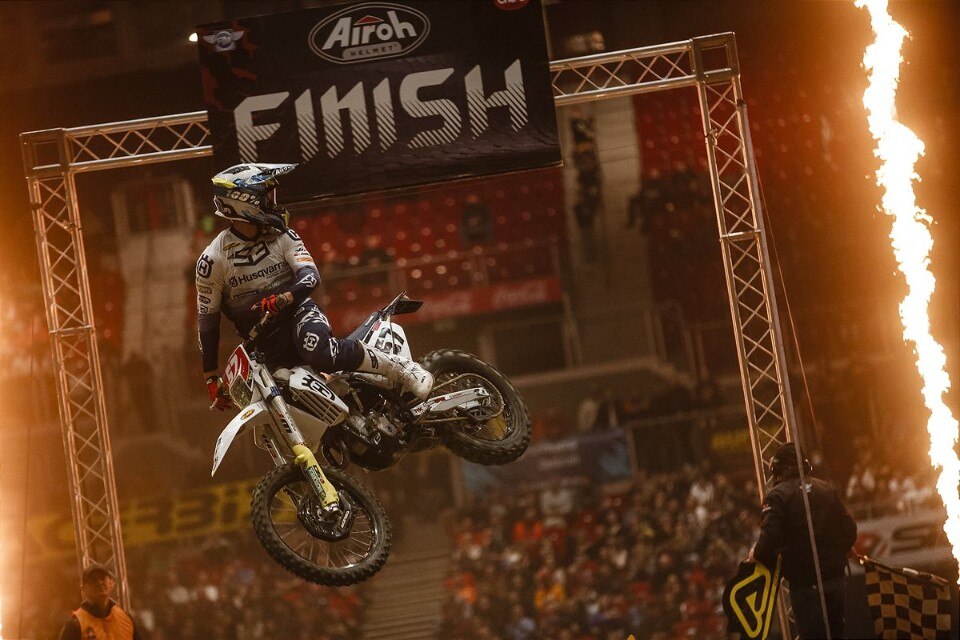 Mondiale SuperEnduro, Billy Bolt domina anche a Budapest - VIDEO