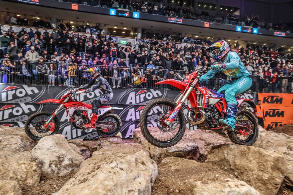 Mondiale SuperEnduro: Billy Bolt illumina la notte a Gerusalemme! VIDEO