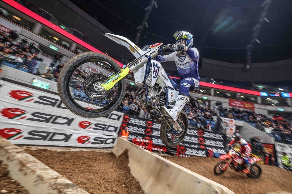 Mondiale SuperEnduro: Billy Bolt illumina la notte a Gerusalemme! VIDEO