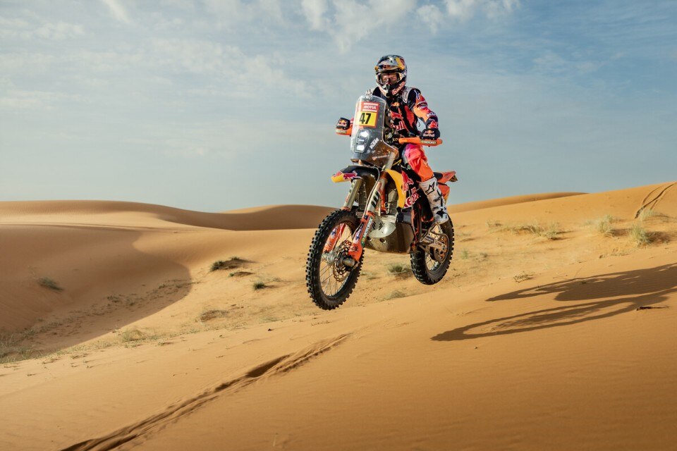 Dakar 2024, Kevin Benavides regala un sorriso alla KTM nell'ottava tappa Dakar 2024, Kevin Benavides regala un sorriso alla KTM nell'ottava tappa