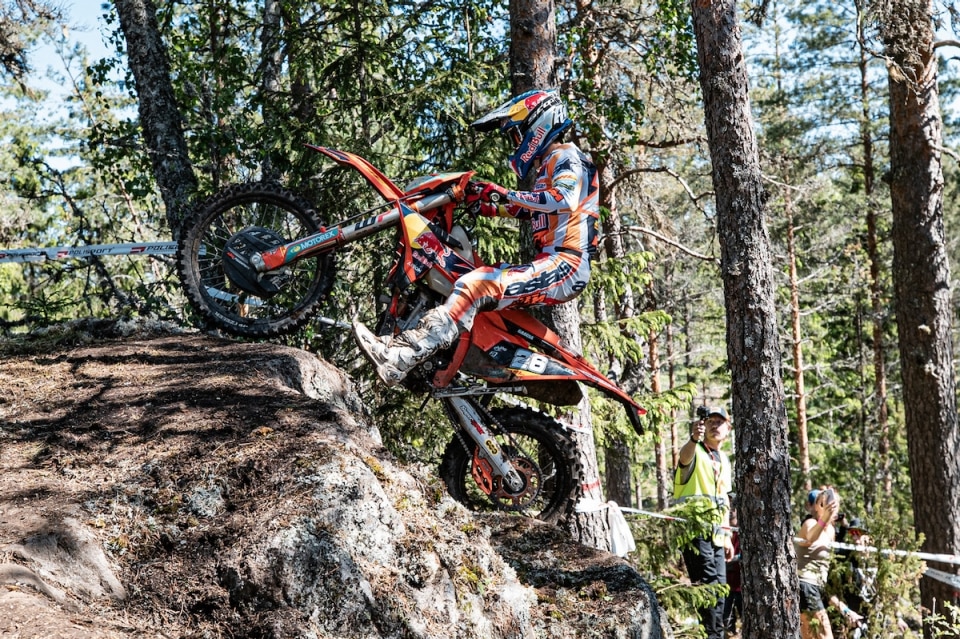 EnduroGP Finlandia: Josep Garcia batte Andrea Verona per 1 secondo nel Day 2 - VIDEO