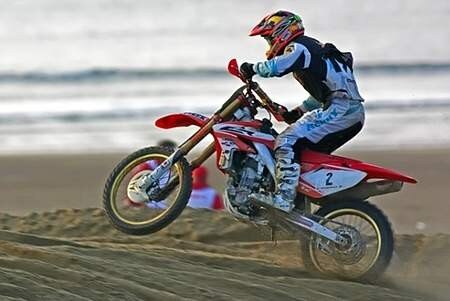 Timotei Potisek campione di Francia su sabbia. L'ufficiale Honda si è imposto a Hossegor