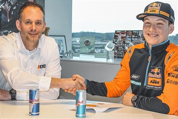 Red Bull Ktm Factory Racing: rinnovo per Hofer!