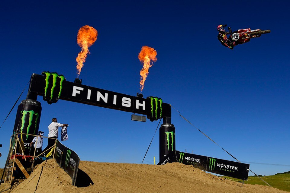 Mondiale MXGP 2020, Jorge Prado domina il GP di casa in Spagna, Tim Gajser allunga in classifica - VIDEO