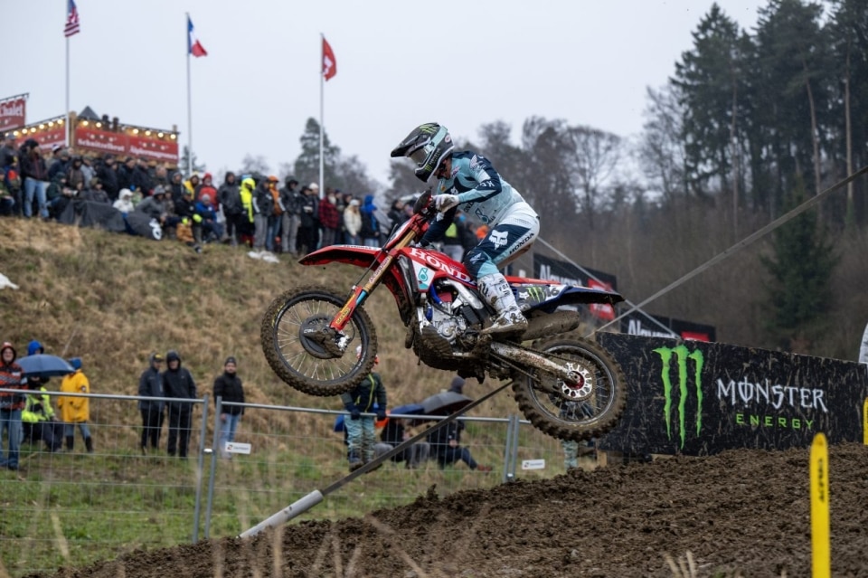 MXGP Svizzera: pioggia freddo e (catene) cadute, dal caos emergono Tom Vialle e Simon Längenfelder - VIDEO
