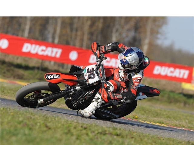 Italiano Supermoto. Derapate in TV