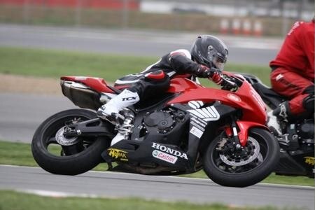 Evgeny Bobryshev va veloce.  Il russo prova la CBR1000RR a Silverstone