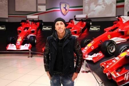 Tony in rosso. Cairoli visita la Ferrari