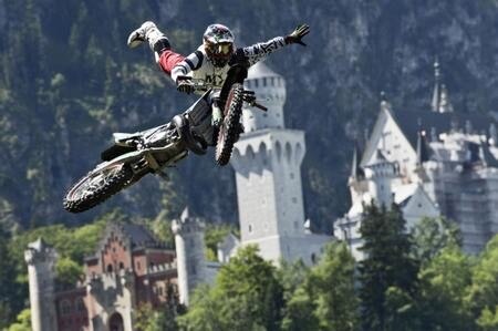 Red Bull X-Fighters World Tour. Piloti volanti nei cieli bavaresi